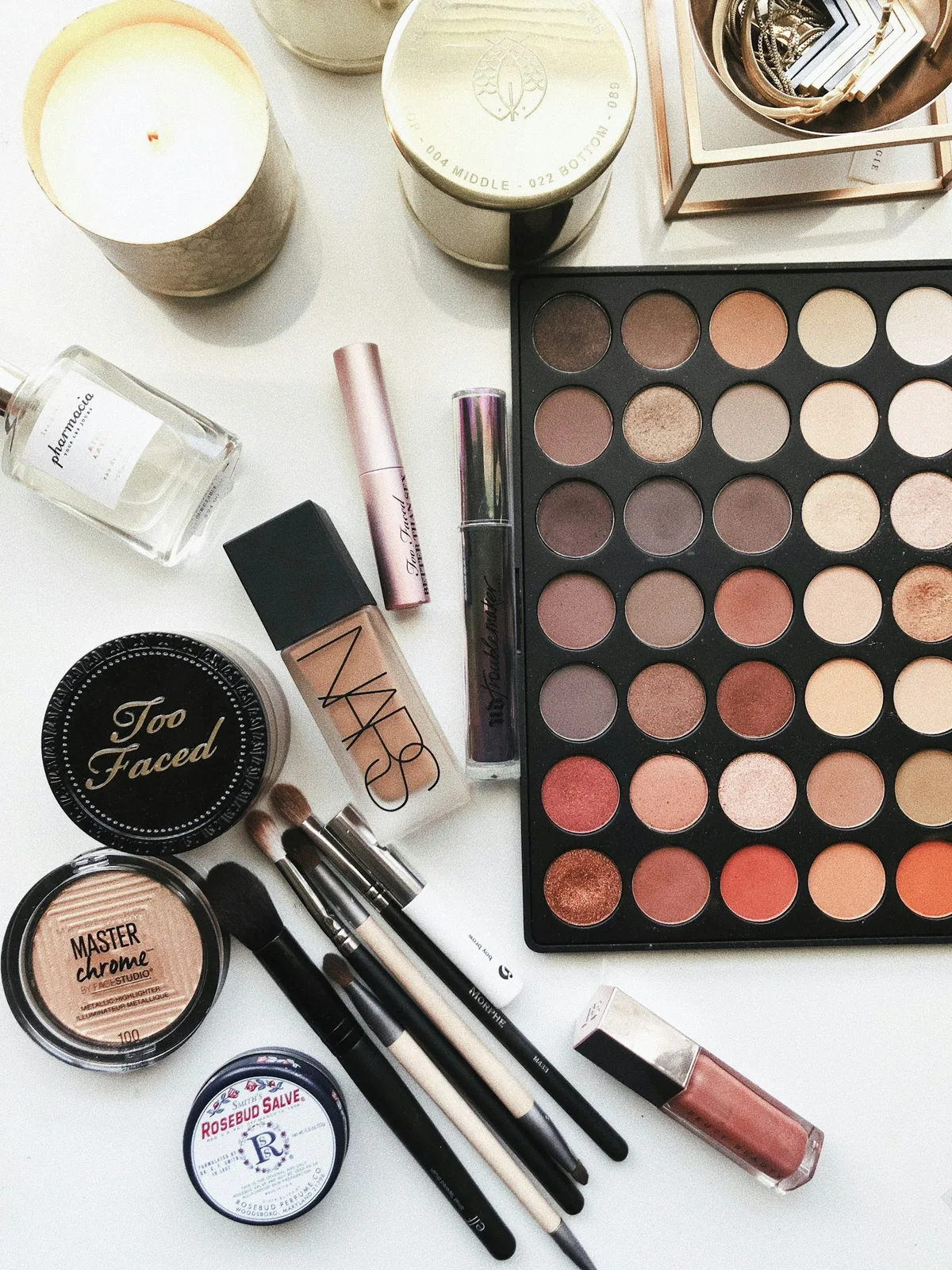 Neutral eye shadow palette with brushes